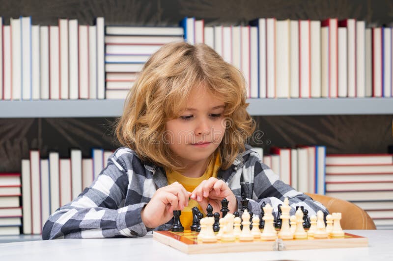 Jogue xadrez, criança inteligente, concentrada e pensante, jogando xadrez,  desenvolvimento do cérebro infantil e jogo de lógica