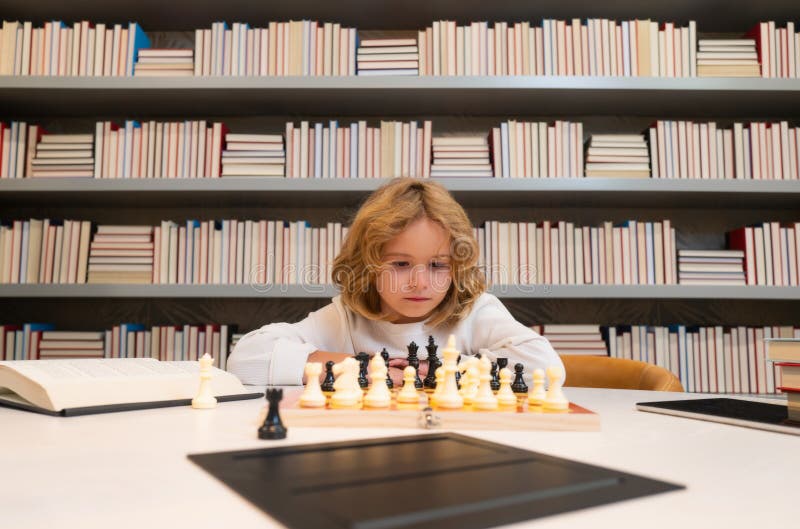 Escola De Xadrez. Criança Pensa Ou Planeja Jogar Xadrez Na Sala De