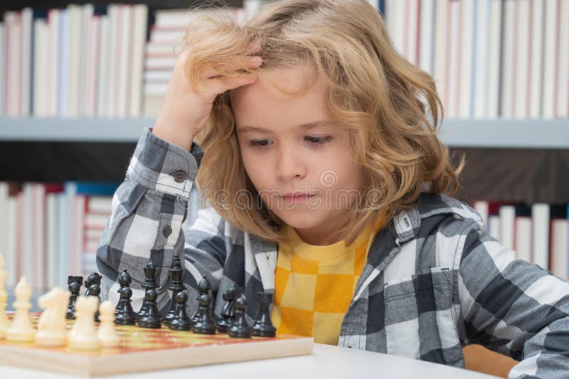 Criança Jogar Xadrez Na Sala De Aula Na Escola. Criança Inteligente  Pensando Em Xadrez. Retrato De Criança Inteligente Com Tabuleiro De Xadrez.  Menino Jogar Xadrez. Foto Royalty Free, Gravuras, Imagens e Banco