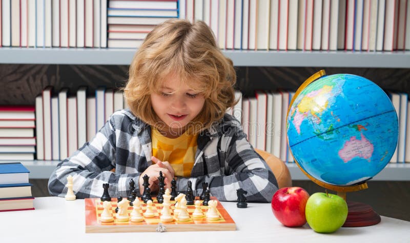 Criança Jogar Xadrez Na Sala De Aula Na Escola. Criança Inteligente  Pensando Em Xadrez. Retrato De Criança Inteligente Com Tabuleiro De Xadrez.  Menino Jogar Xadrez. Foto Royalty Free, Gravuras, Imagens e Banco