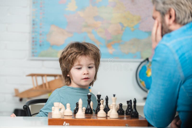 Escola De Xadrez Para Crianças. Criança Inteligente Pensando No Xadrez.  Retrato De Uma Criança Inteligente Com Tabuleiro De Xadrez Foto de Stock -  Imagem de aprenda, jogar: 275887856