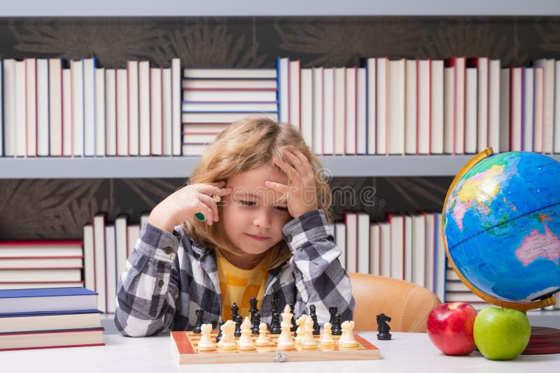 Escola De Xadrez Para Crianças. Criança Inteligente Pensando No Xadrez.  Retrato De Uma Criança Inteligente Com Tabuleiro De Xadrez Foto de Stock -  Imagem de aprenda, jogar: 275887856