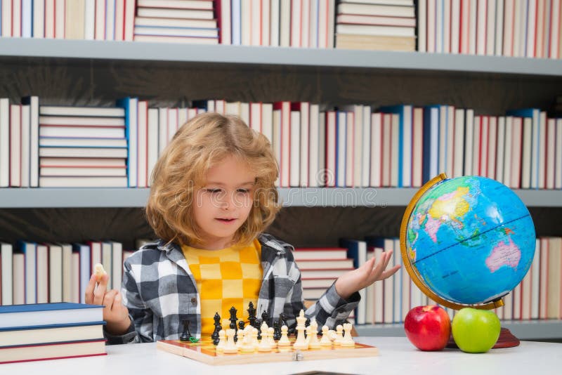 Escola De Xadrez. Inteligente, Concentrada E Pensante, Criança Jogando  Xadrez. Criança Desenvolvendo Estratégia De Xadrez Foto de Stock - Imagem  de menino, brainstorm: 268991030