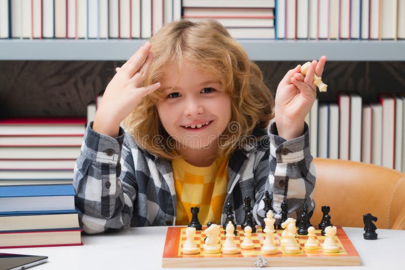 Criança Jogar Xadrez Na Sala De Aula Na Escola. Criança Inteligente  Pensando Em Xadrez. Retrato De Criança Inteligente Com Tabuleiro De Xadrez.  Menino Jogar Xadrez. Foto Royalty Free, Gravuras, Imagens e Banco