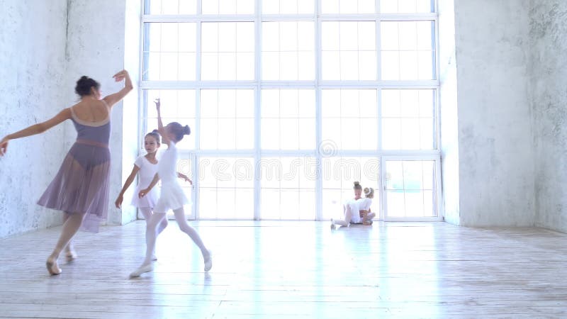 Escola do bailado As bailarinas pequenas aprendem dançar Vista bonita