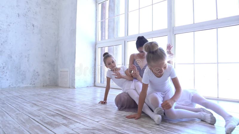 Escola do bailado As bailarinas pequenas aprendem dançar Vista bonita