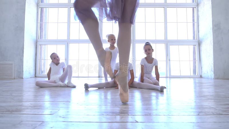 Escola do bailado As bailarinas pequenas aprendem dançar Vista bonita