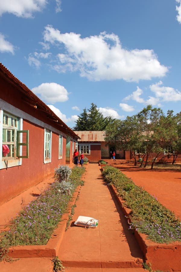 A escola média na vila de Pomerini em Tanzânia - Afri fotografia de stock A escola média na vila de Pomerini em Tanzânia - Afri fotografia de stock