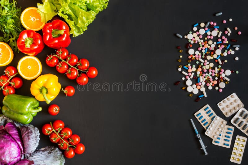 A escolha entre um estilo de vida saudável e vegetais ou comprimidos das medicamentações imagem de stock A escolha entre um estilo de vida saudável e vegetais ou comprimidos das medicamentações imagem de stock