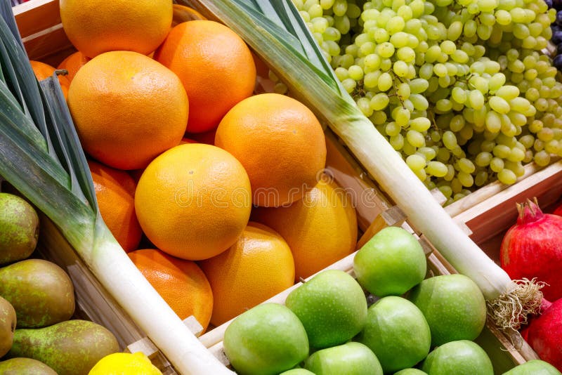 Escolha grande de frutas e legumes frescas no contador do mercado foto de stock Escolha grande de frutas e legumes frescas no contador do mercado foto de stock