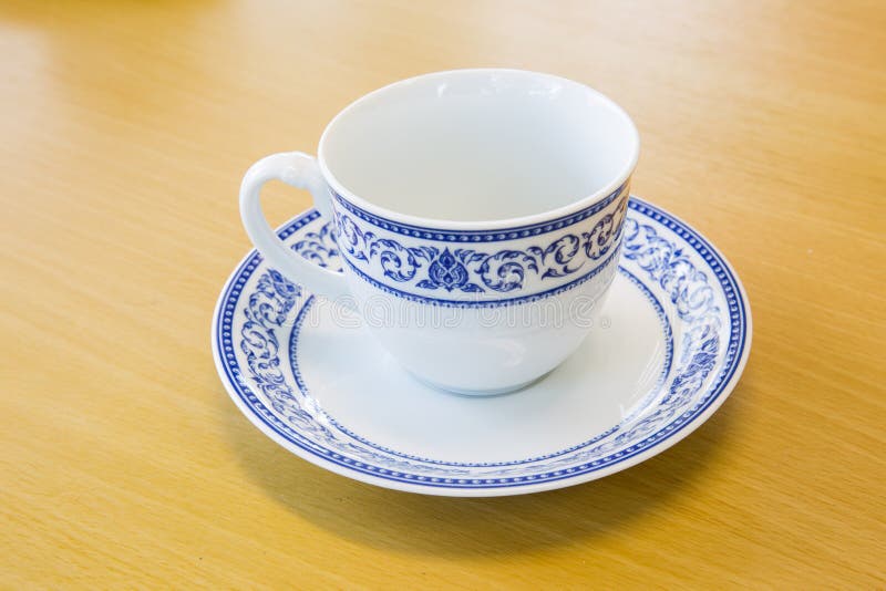 Escolha o copo projetado tailandês pintado do café e de chá fotos de stock Escolha o copo projetado tailandês pintado do café e de chá fotos de stock