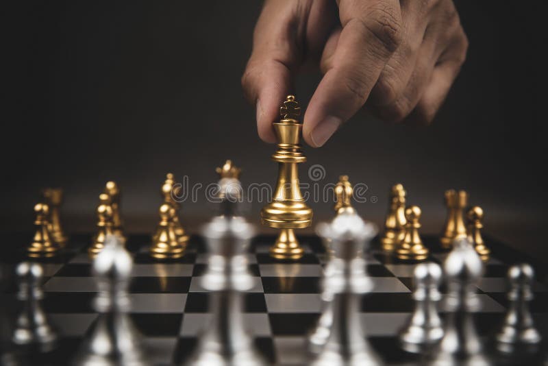 Xadrez de ouro no jogo de tabuleiro de xadrez para o conceito de liderança  de metáfora de negócios, Foto Grátis