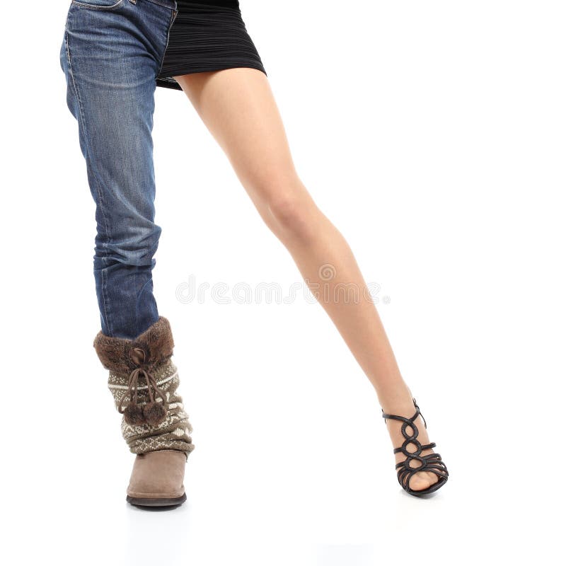 Escolhendo a mulher ocasional ou elegante do conceito da roupa modele os pés imagem de stock royalty free Escolhendo a mulher ocasional ou elegante do conceito da roupa modele os pés imagem de stock royalty free