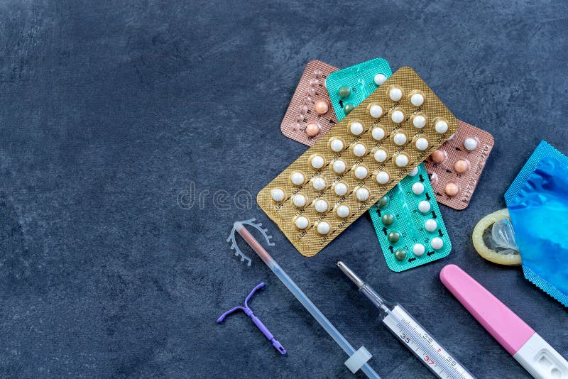 Escolhendo o método da contracepção: Comprimidos de controlo da natalidade, uma seringa da injeção, preservativo, DIU-método, em