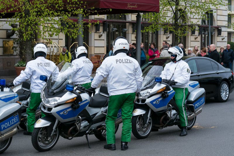 Escolta policial en las motocicletas foto de archivo