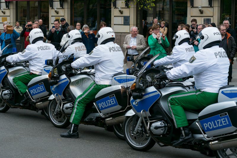 Escolta policial en las motocicletas foto de archivo