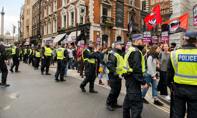 Escolta policial - manifestación - Londres imagen de archivo libre de regalías
