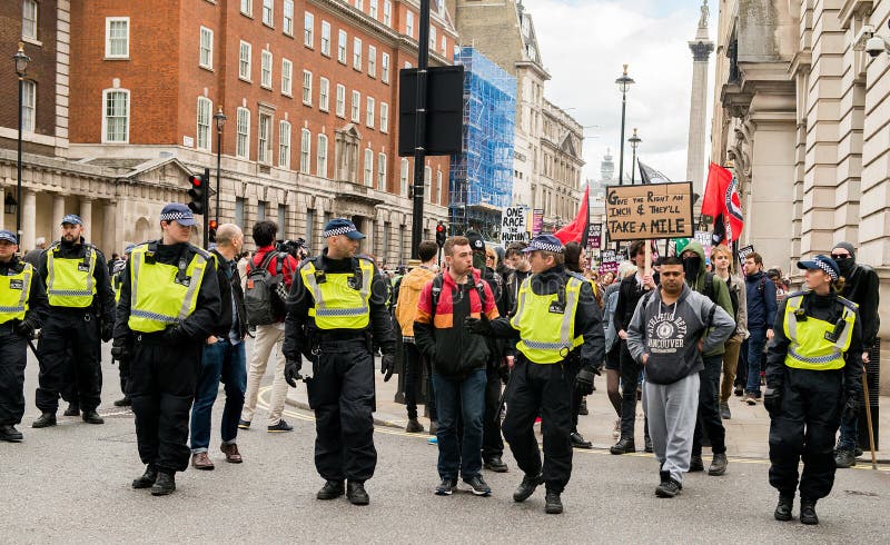 Escolta policial - manifestación - Londres foto de archivo