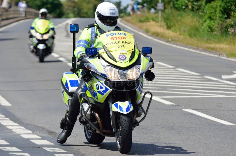 La policía escolta a un motociclista fotos de archivo