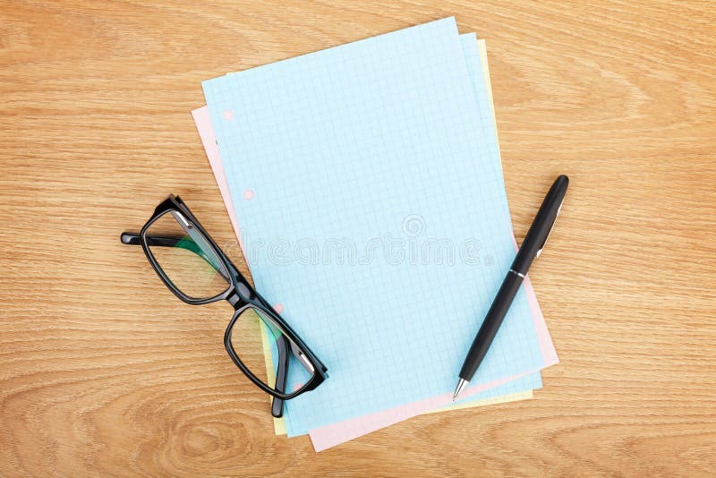 Esconda el papel alineado con los materiales de oficina y los vidrios foto de archivo Esconda el papel alineado con los materiales de oficina y los vidrios foto de archivo