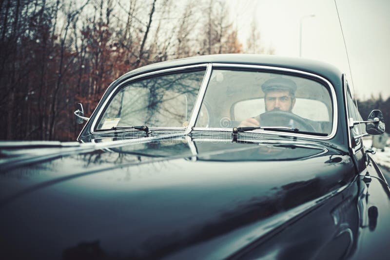 Escortez l'homme ou le garde de s?curit? o E Gar?on d'appel dans l'automobile de cru images stock Escortez l'homme ou le garde de s?curit? o E Gar?on d'appel dans l'automobile de cru images stock