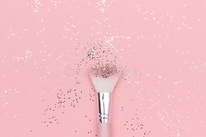 Escova da composição e sparkles brilhantes no fundo cor-de-rosa pastel Conceito mágico festivo da composição Molde para o projeto foto de stock royalty free Escova da composição e sparkles brilhantes no fundo cor-de-rosa pastel Conceito mágico festivo da composição Molde para o projeto foto de stock royalty free