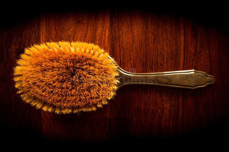 Escova de cabelo na madeira