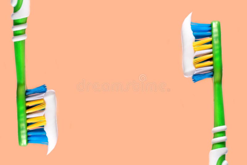 Escova de dentes espremida em um fundo alaranjado do dent?frico da escova de dentes imagem de stock Escova de dentes espremida em um fundo alaranjado do dent?frico da escova de dentes imagem de stock