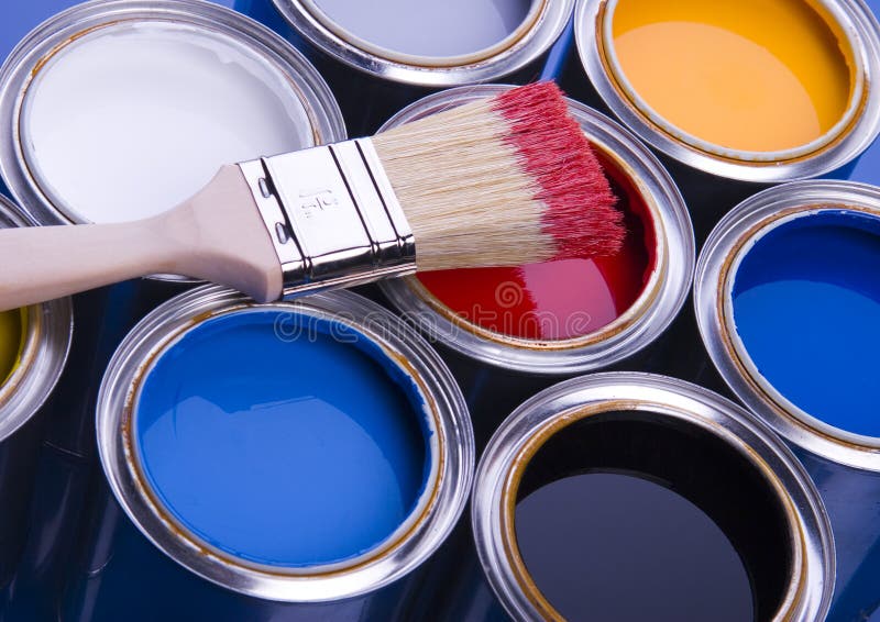 Escova e latas de pintura foto de stock royalty free Escova e latas de pintura foto de stock royalty free