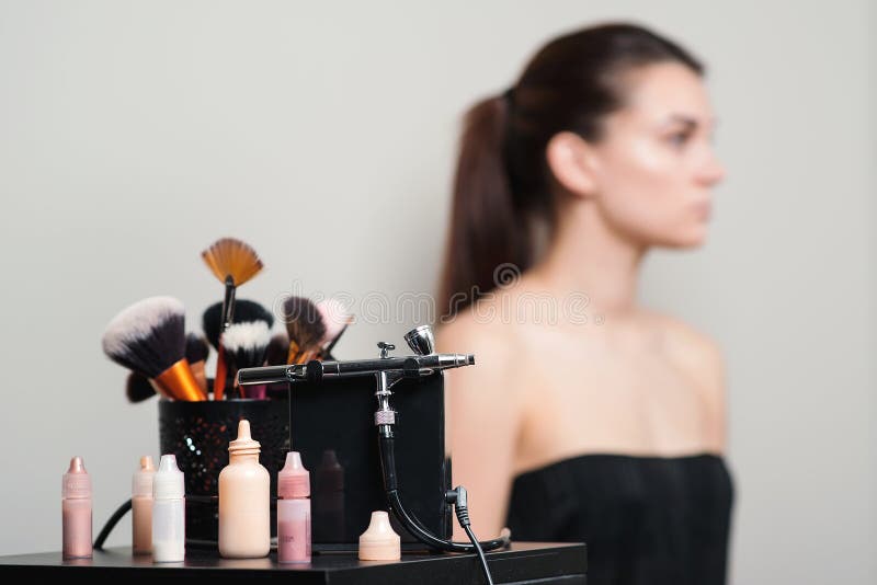 Escovas profissionais da composição, aerógrafo moderno e ferramentas Grupo de produtos da composição Compõe ferramentas da aplica fotos de stock royalty free Escovas profissionais da composição, aerógrafo moderno e ferramentas Grupo de produtos da composição Compõe ferramentas da aplica fotos de stock royalty free