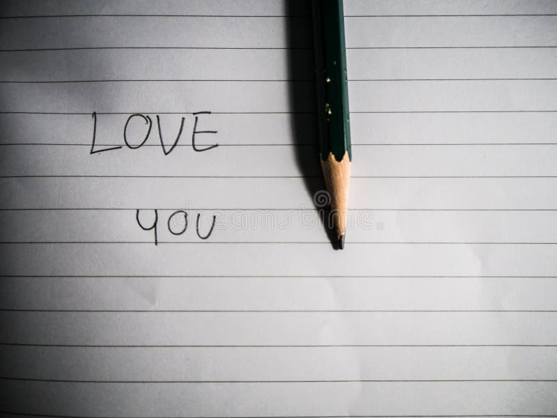 Escreva as palavras no amor com um lápis imagens de stock Escreva as palavras no amor com um lápis imagens de stock