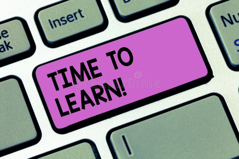 Escrevendo o showingTime da nota para aprender Apresentar da foto do negócio obtém o conhecimento novo ou a habilidade educaciona imagens de stock royalty free Escrevendo o showingTime da nota para aprender Apresentar da foto do negócio obtém o conhecimento novo ou a habilidade educaciona imagens de stock royalty free