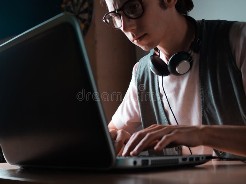Escribir código y aprender lenguajes de programación. un estudiante o especialista está haciendo un proyecto. fotos de archivo libres de regalías