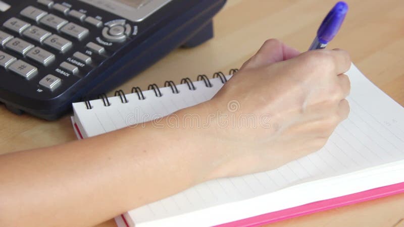 Escrita asiática da mão da mulher no papel video estoque