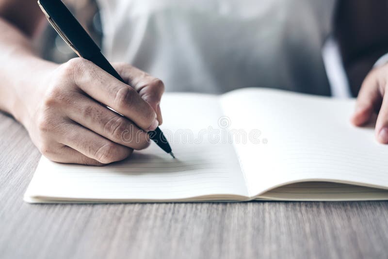 Escrita da mulher de negócios no caderno no escritório, mão da pena de terra arrendada da mulher com a assinatura no relatório do imagens de stock Escrita da mulher de negócios no caderno no escritório, mão da pena de terra arrendada da mulher com a assinatura no relatório do imagens de stock