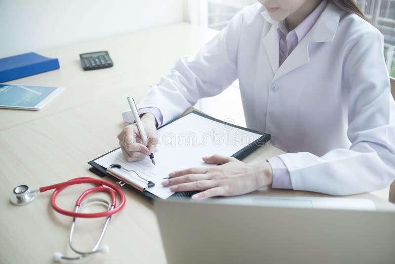 Escrita da mão do doutor da medicina algo em médico de fotos de stock Escrita da mão do doutor da medicina algo em médico de fotos de stock