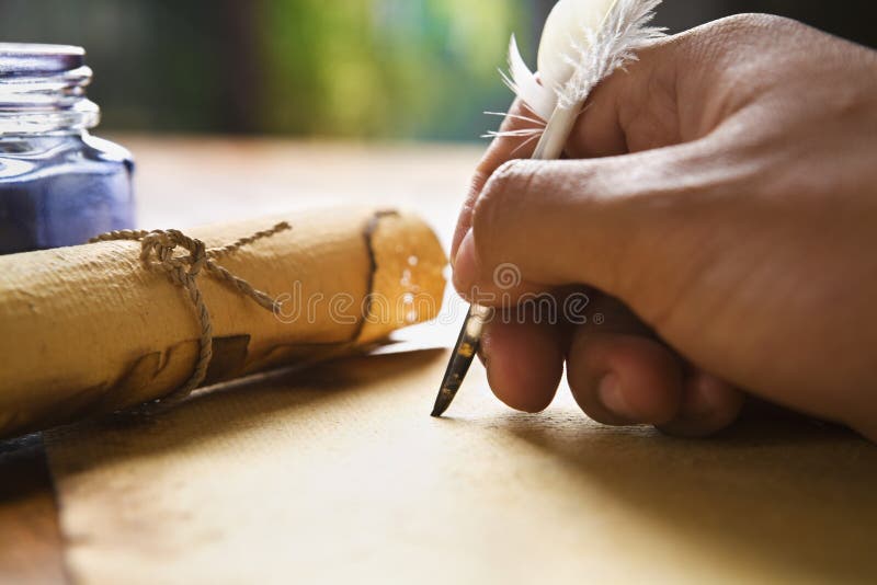 Escrita da mão usando a pena de quill
