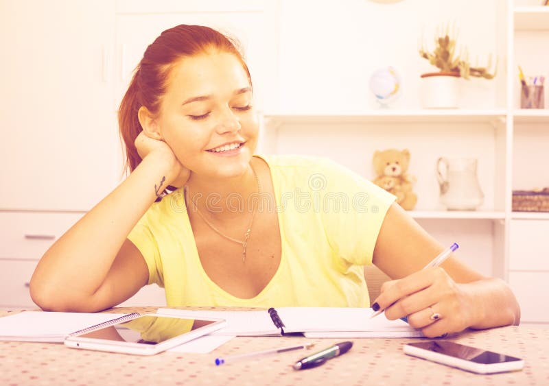 Escrita de sorriso da menina fotografia de stock Escrita de sorriso da menina fotografia de stock