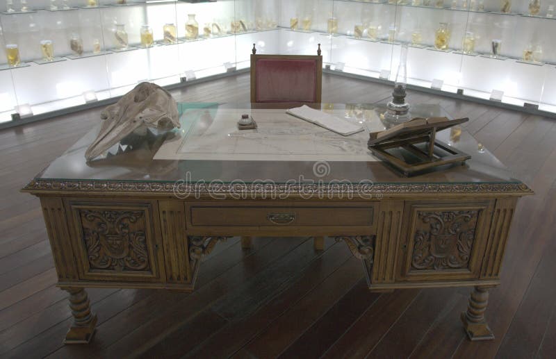 escritorio Escritorio antiguo Escritorio del qu?mico de la vendimia en departamento antiguo del boticario imagen de archivo libre de regalías escritorio Escritorio antiguo Escritorio del qu?mico de la vendimia en departamento antiguo del boticario imagen de archivo libre de regalías