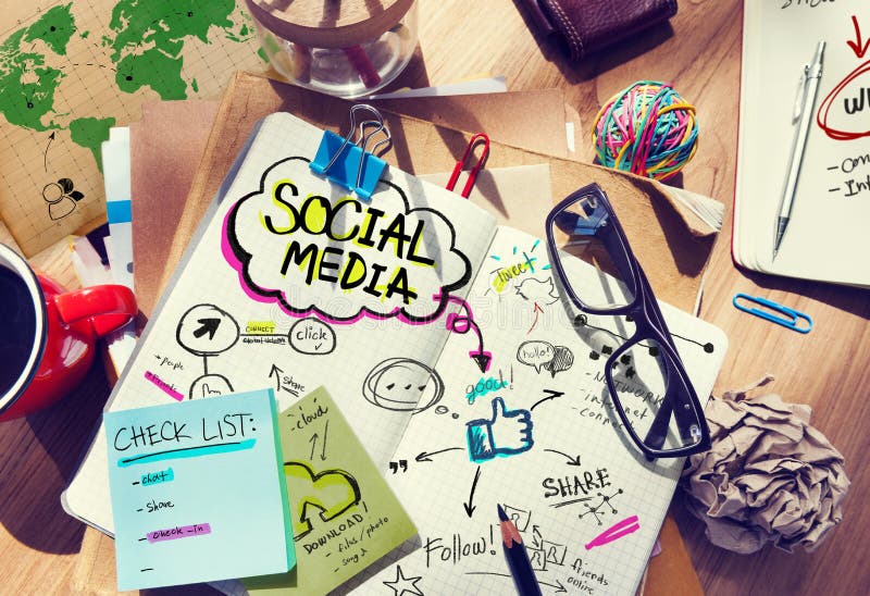 Escritorio con concepto social de los medios y de la conexión fotografía de archivo libre de regalías Escritorio con concepto social de los medios y de la conexión fotografía de archivo libre de regalías