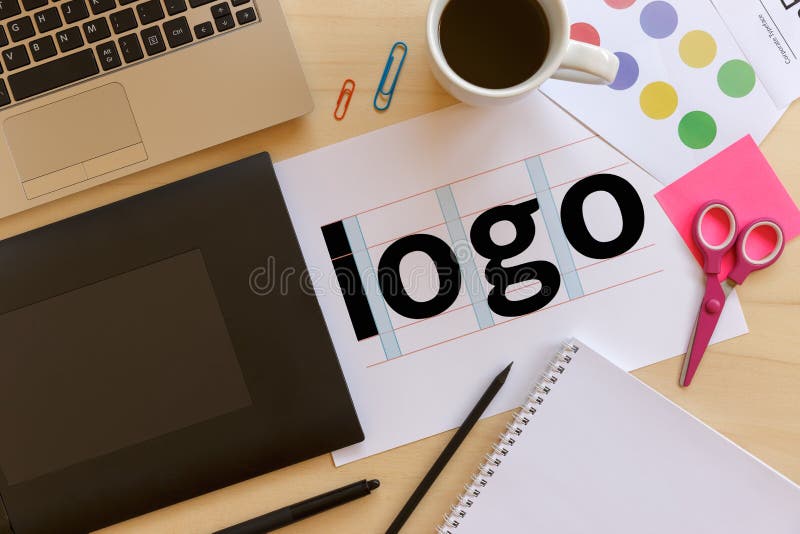 Escritorio creativo del diseñador gráfico fotos de archivo libres de regalías Escritorio creativo del diseñador gráfico fotos de archivo libres de regalías