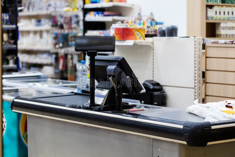 Escritorio de efectivo con el terminal en supermercado imágenes de archivo libres de regalías Escritorio de efectivo con el terminal en supermercado imágenes de archivo libres de regalías