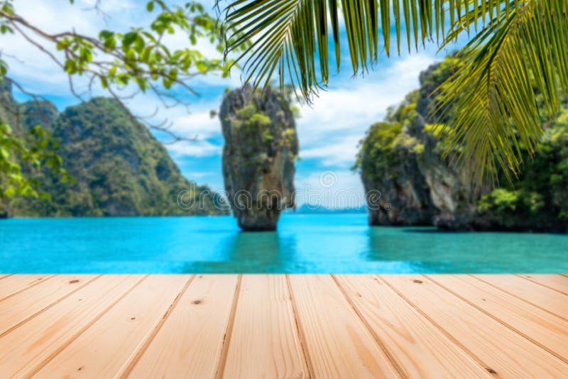Escritorio de madera para la exhibición del producto, paisaje de la bahía de Phang Nga de la isla de James Bond, Tailandia fotos de archivo Escritorio de madera para la exhibición del producto, paisaje de la bahía de Phang Nga de la isla de James Bond, Tailandia fotos de archivo