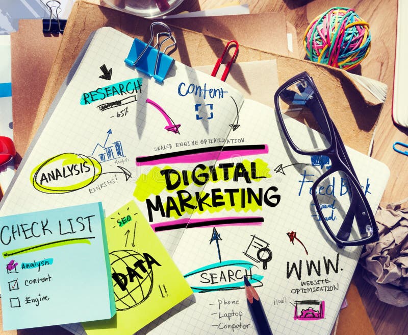 Escritorio de oficina con las herramientas y las notas sobre el márketing de Digitaces Escritorio de oficina con las herramientas y las notas sobre el márketing de Digitaces