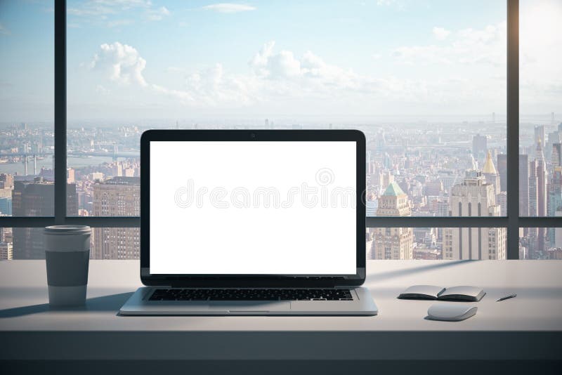 Escritorio moderno con el ordenador portátil blanco vacío foto de archivo Escritorio moderno con el ordenador portátil blanco vacío foto de archivo