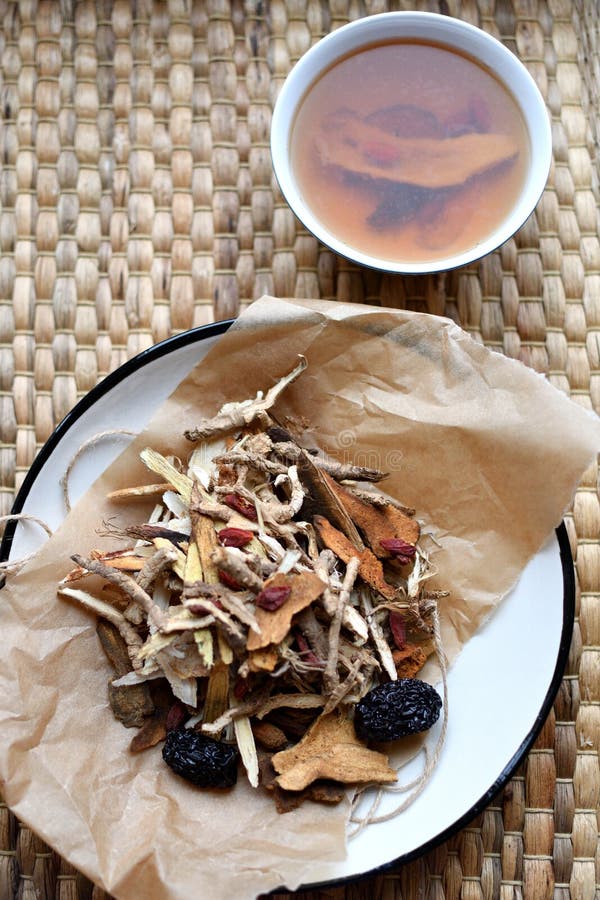 Escritura china de la medicina tradicional Infusión de hierbas con las azufaifas, las bayas del goji, las raíces del gingseng y o imagen de archivo Escritura china de la medicina tradicional Infusión de hierbas con las azufaifas, las bayas del goji, las raíces del gingseng y o imagen de archivo
