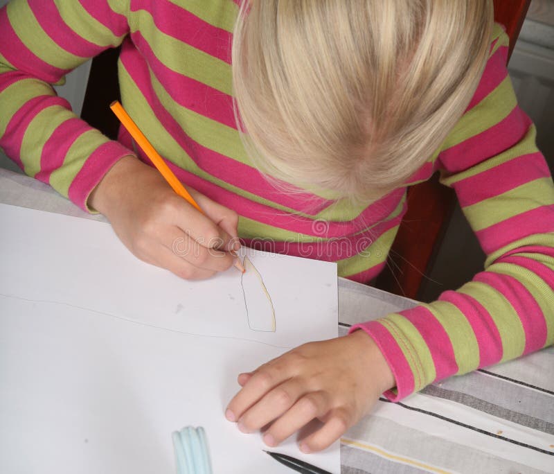 Escritura de la lectura del niño fotografía de archivo libre de regalías Escritura de la lectura del niño fotografía de archivo libre de regalías