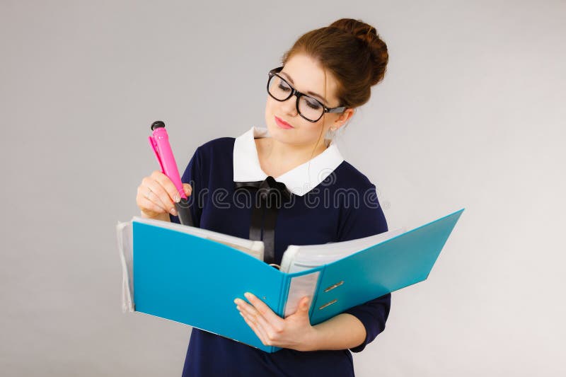 Escritura enfocada de la mujer de negocios algo abajo imagenes de archivo Escritura enfocada de la mujer de negocios algo abajo imagenes de archivo
