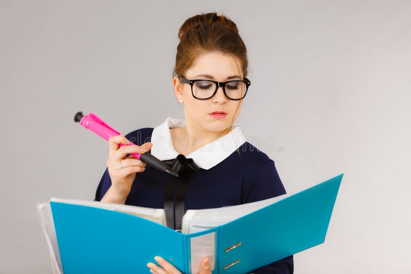 Escritura enfocada de la mujer de negocios algo abajo foto de archivo Escritura enfocada de la mujer de negocios algo abajo foto de archivo