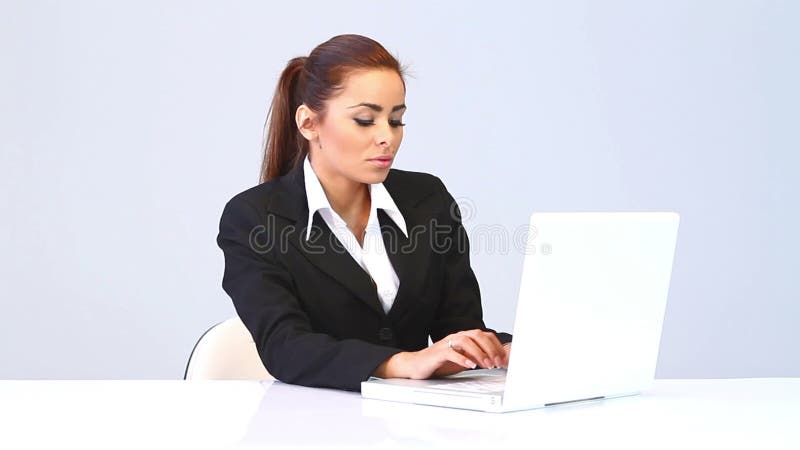Escritura joven de la mujer de negocios en el ordenador metrajes